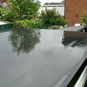A flat roof with a rain gutter on top of it.
